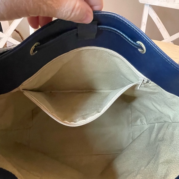 Gorgeous navy Nina Ricci bucket bag - Picture 9 of 16